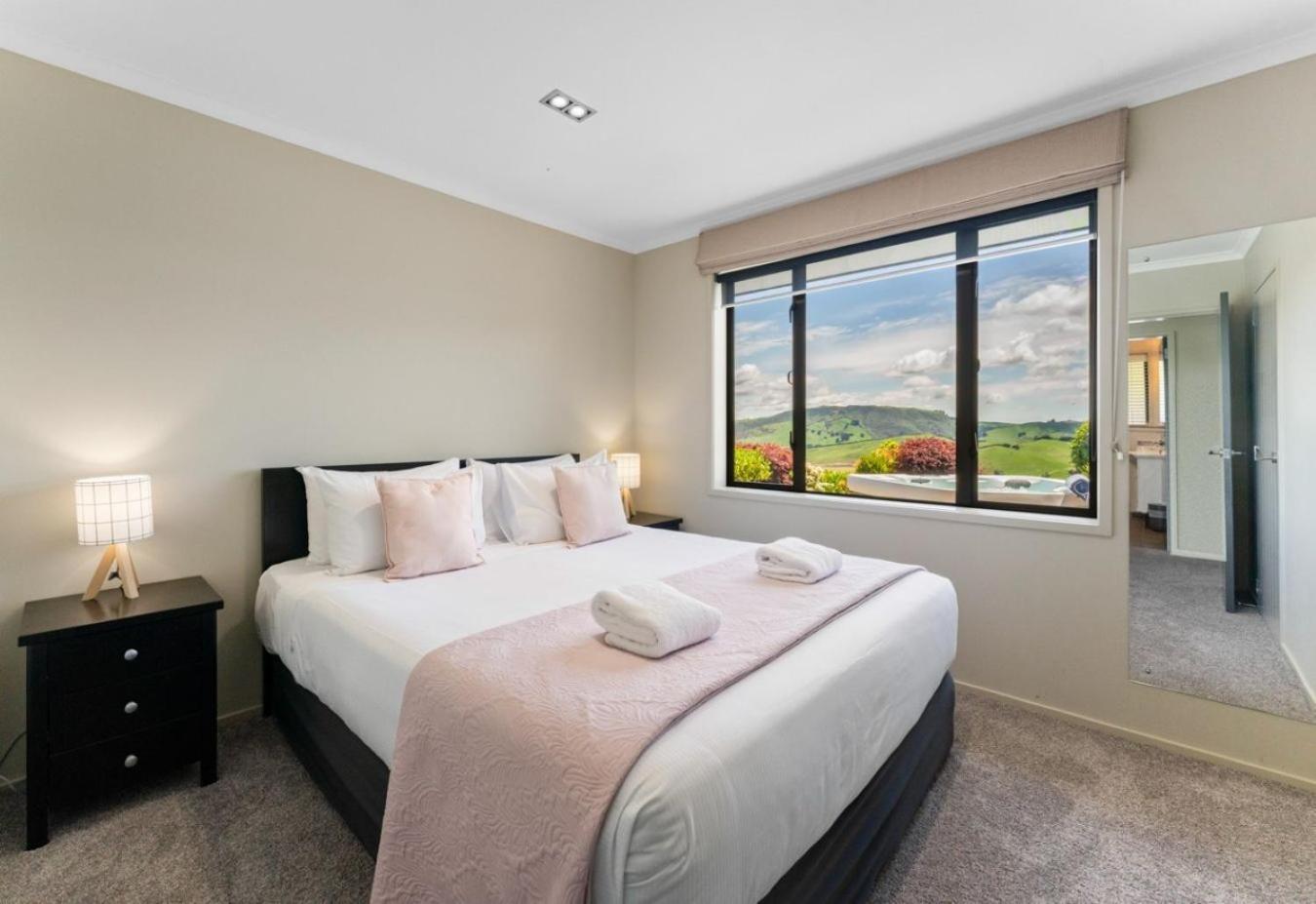 Scenic Solitude - Wake Up To Lake And Mountain Views! Lago Lago Taupo Exterior foto