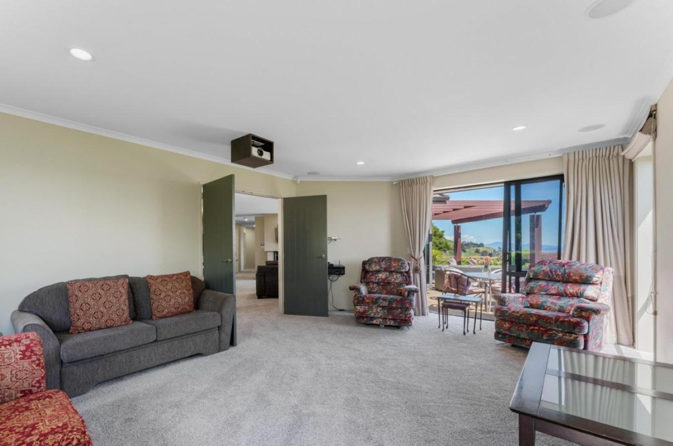 Scenic Solitude - Wake Up To Lake And Mountain Views! Lago Lago Taupo Exterior foto